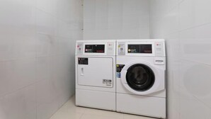 A laundry room with two white washing machines and dryers. - Vienna Classic Hotel (Shenzhen MixC Mall) (Shenzhen)