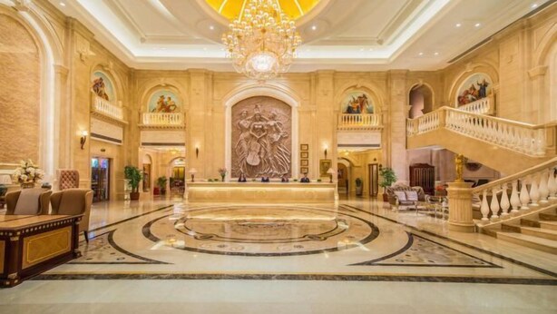 A grand lobby with a central reception desk, a large chandelier, and a grand staircase. - Vienna Classic Hotel (Shenzhen MixC Mall) (Shenzhen)