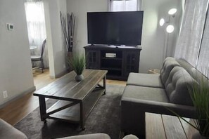 TV - Small cozy home for you to relax (Spokane)