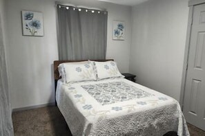 4 bedrooms, iron/ironing board, WiFi - Small cozy home for you to relax (Spokane)