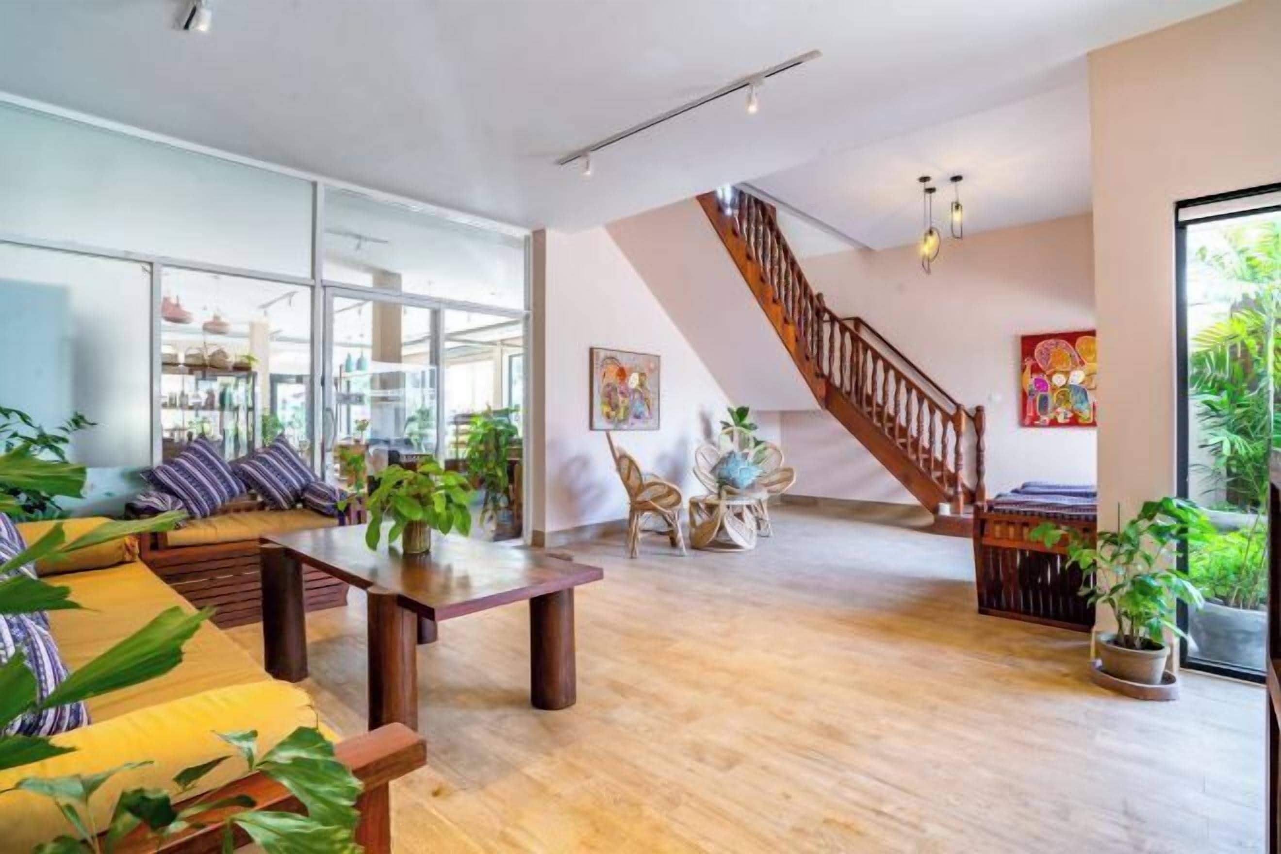 Lobby lounge