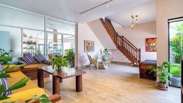 Lobby lounge