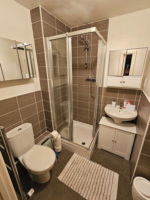 Shower, towels, soap, toilet paper - Relaxing Townhouse with spacious interior in Derby near Nottingham (Mickleover)