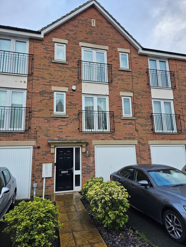 Exterior - Relaxing Townhouse with spacious interior in Derby near Nottingham (Mickleover)