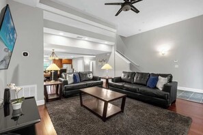 تلفزيون، كُتُب، مكتب