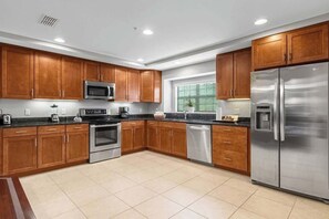 ثلاجة، ميكروويف، فرن، موقد طهي مسطح