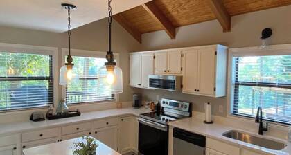 Golfer meets Lake Lover. 4 bd, 4 ba Cottage in Deerfield Resort Hole 5 awaits!