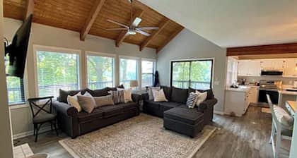 Golfer meets Lake Lover. 4 bd, 4 ba Cottage in Deerfield Resort Hole 5 awaits!