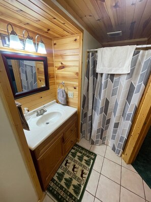 Shower, hair dryer, towels, soap - Wild Rivers Whitetails Lodge (Armstrong Creek)
