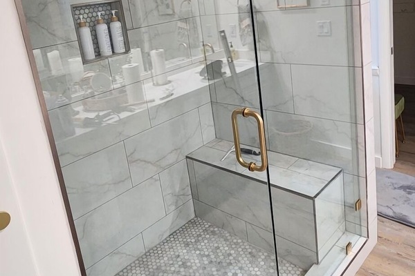 Douche, sĂšche-cheveux, serviettes fournies, savon