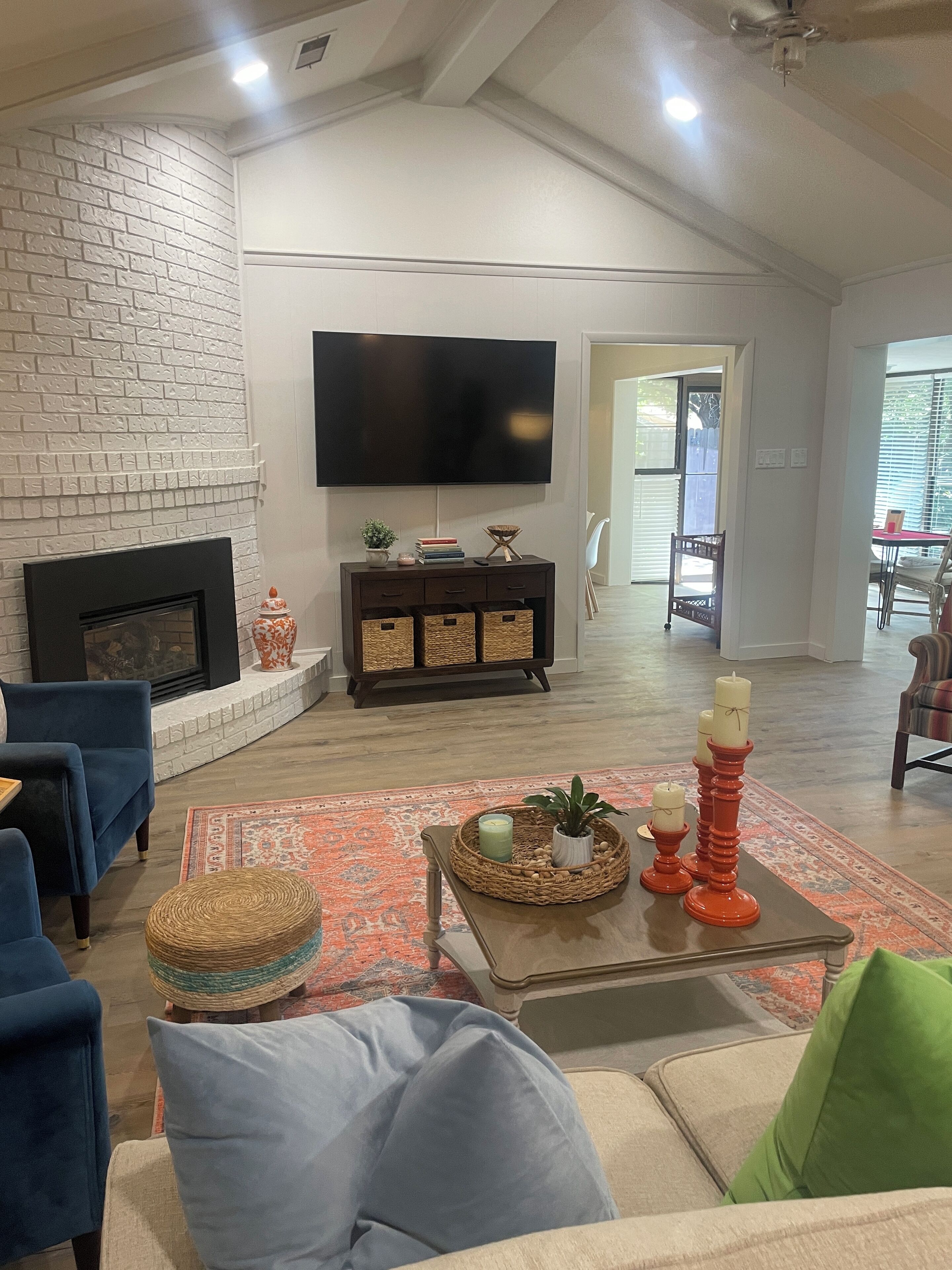 Smart TV, fireplace