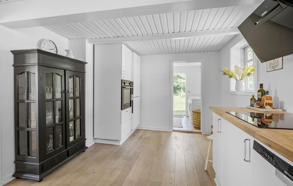 Fridge, stovetop, dishwasher, coffee/tea maker - Amazing home in Rønne with WiFi (Rønne)