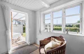 Fireplace - Amazing home in Rønne with WiFi (Rønne)