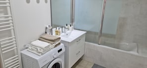 Secador de cabelo, toalhas de banho, sabonete, shampoo