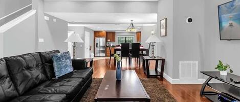 Fernseher, Kamin, Bücher, Arbeitsbereiche