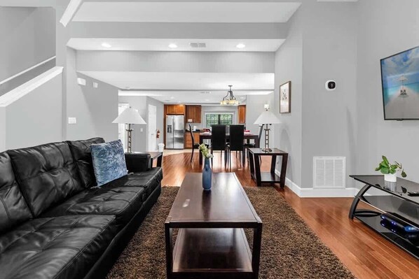 テレビ、暖炉、書庫、書斎 / ワークスペース