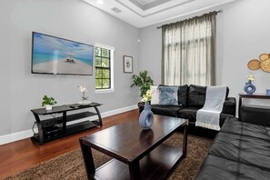 テレビ、暖炉、書庫、書斎 / ワークスペース