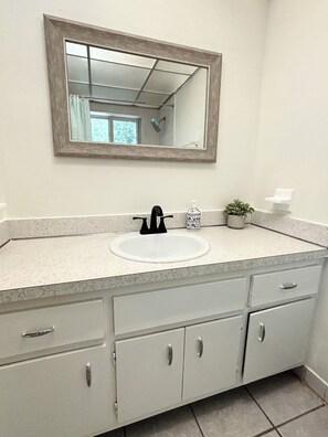 タオル、トイレットペーパー