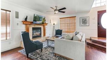 Een smart-tv en een open haard