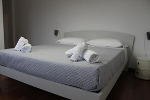 Ropa de cama de alta calidad, colchones viscoelásticos, cortinas opacas