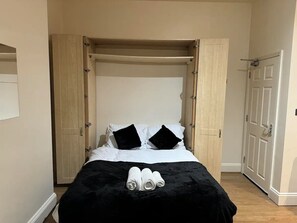 1 bedroom, WiFi, bed sheets - Station Stay (Cambridge)