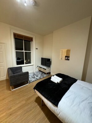 1 bedroom, WiFi, bed sheets - Station Stay (Cambridge)
