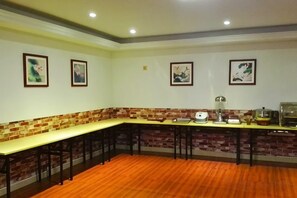 A room with a long table, chairs, a brick accent wall, and framed pictures on the wall. - Yujian Duxiulou Hotel (Yueqing)