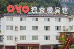 Un edificio de hotel de varios pisos con techo plano y una serie de ventanas en cada planta.