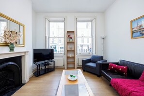 Living area - 2BR Hideaway On Grays Inn Road (London)