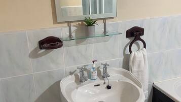 Toallas, jabón y papel higiénico