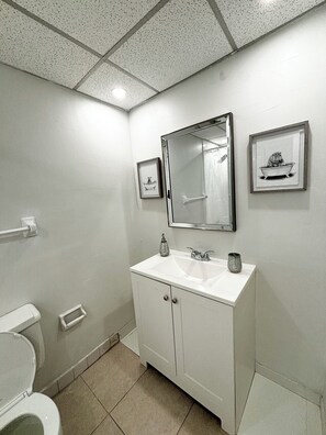 Serviettes fournies, papier toilette