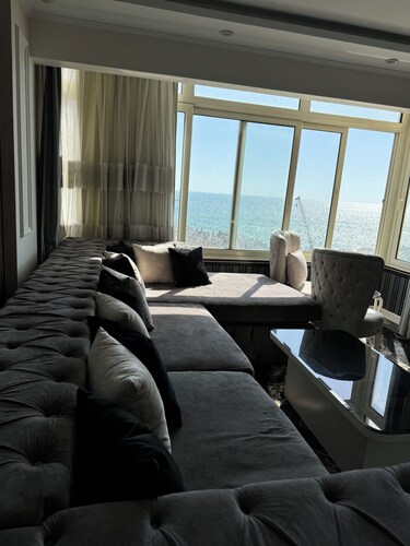 Charming 2-bedroom beachfront condo with AC, WiFi in superb  Louran, Alexandria