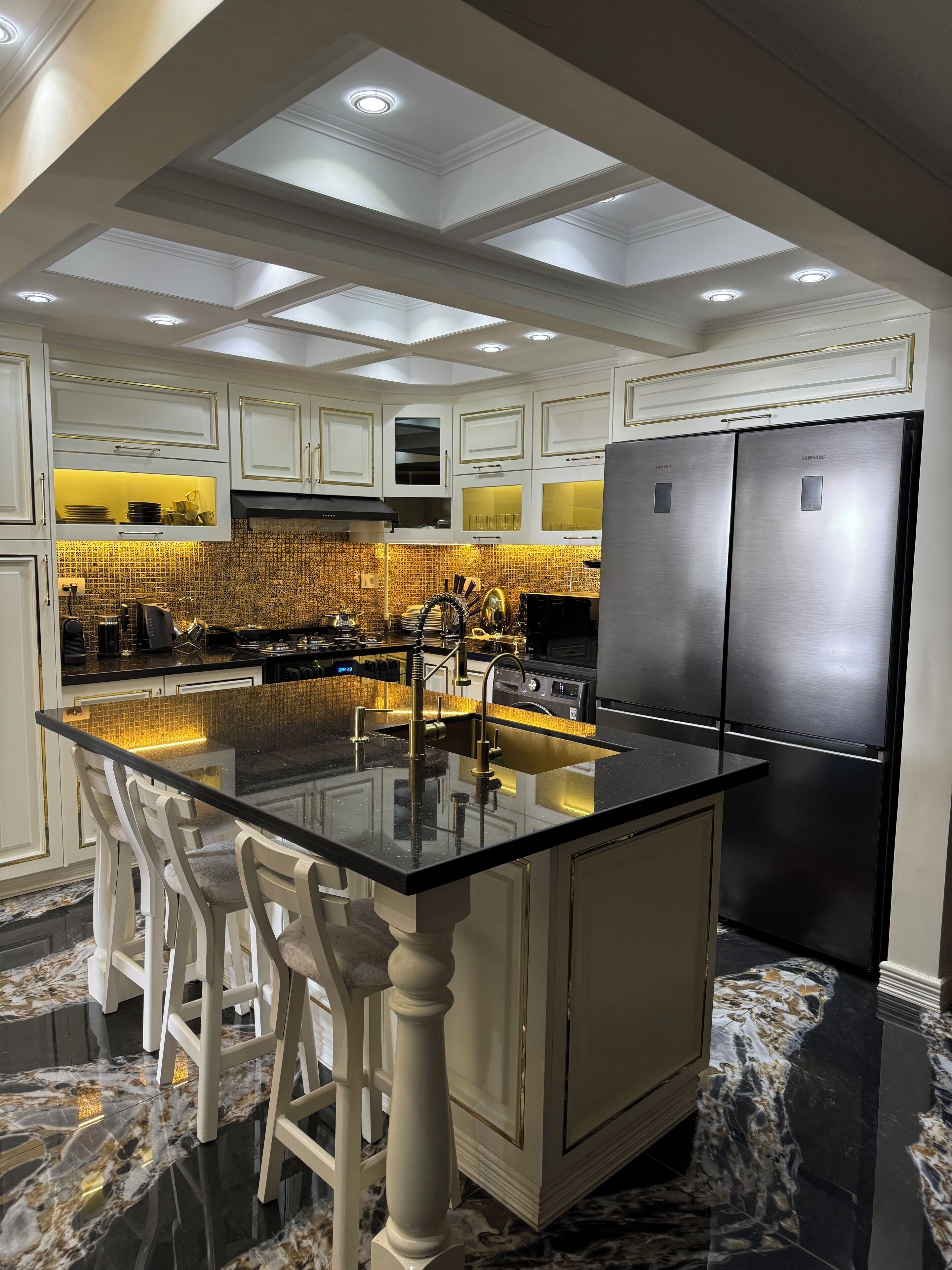 Micro-ondes, four, plaque de cuisson, lave-vaisselle