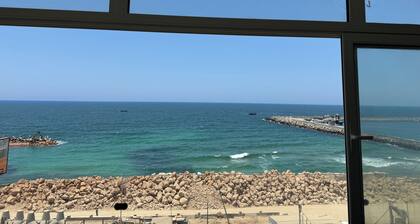 Charming 2-bedroom beachfront condo with AC, WiFi in superb  Louran, Alexandria