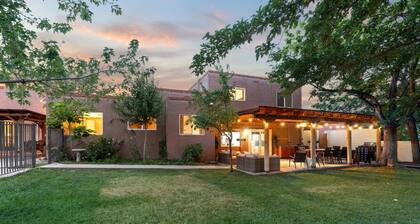 Luxury Amenity Paradise! Sleeps 18 - Pool, Hot Tub, Game Room, Golf, Fire Pit!