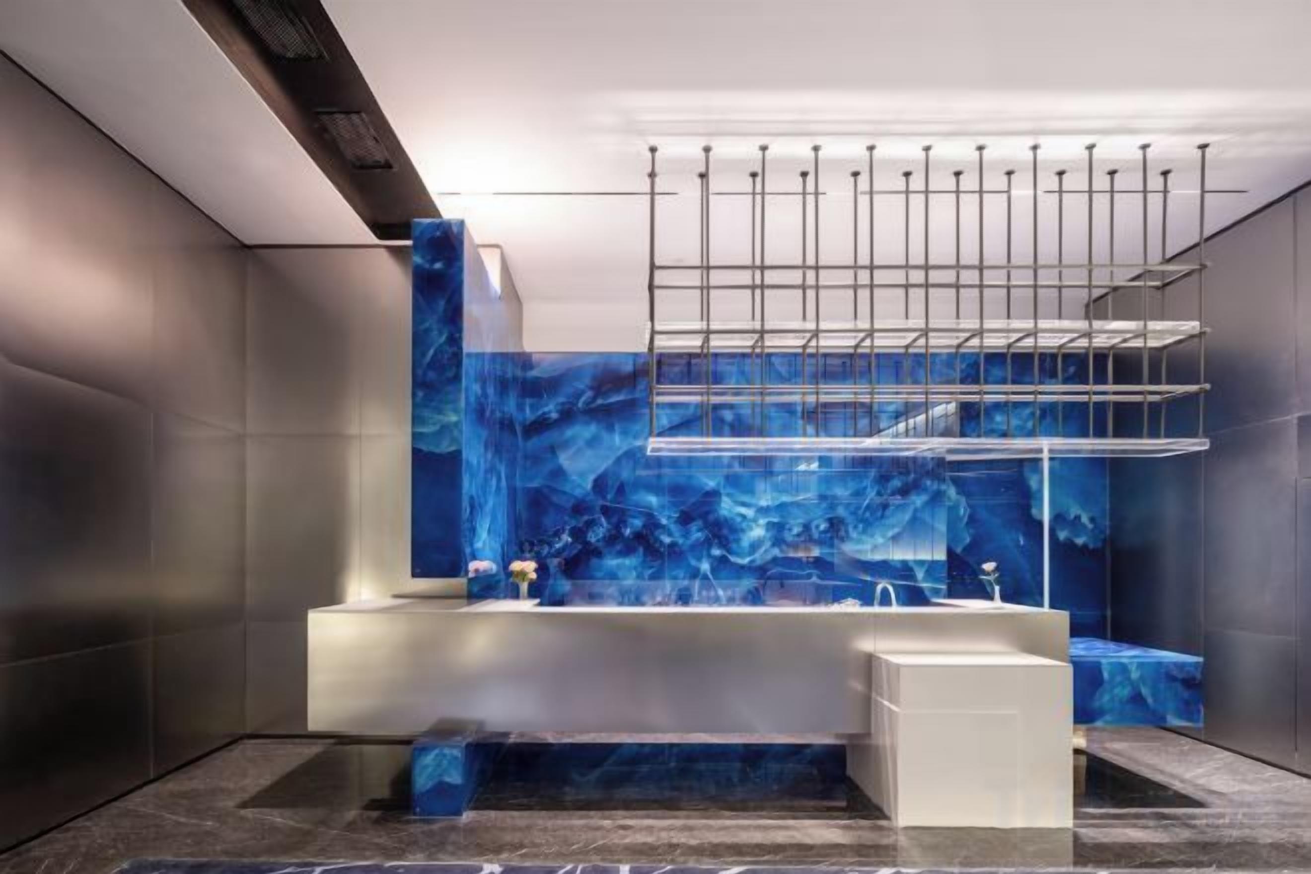 Ein modernes Badezimmer mit Marmorwaschbecken, einer Badewanne und einer Duschkabine aus Glas.