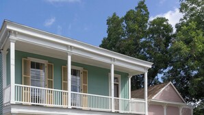 Un immeuble de deux étages doté d’un balcon et d’un porche couvert.