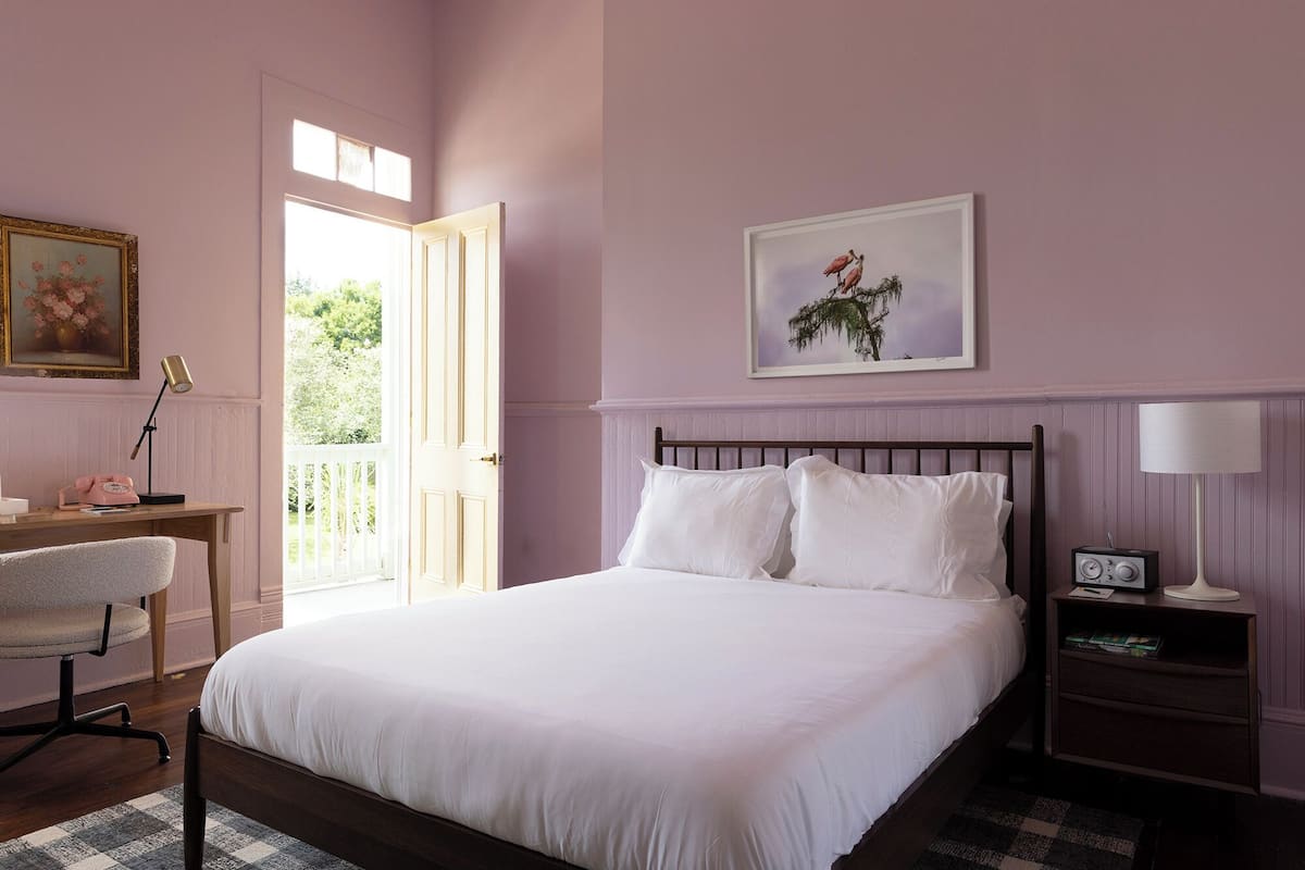 Economy Double Room, Balcony, Courtyard View | 1 bedroom, hypo-allergenic bedding, free minibar items, desk