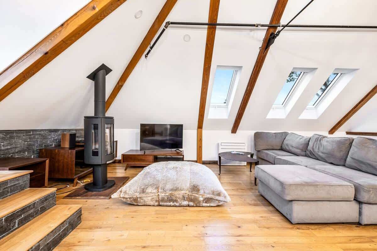 TV, fireplace, offices