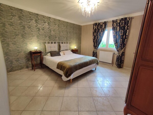 6 bedrooms, travel cot, free WiFi