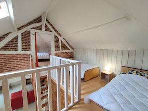 2 bedrooms, travel cot, free WiFi