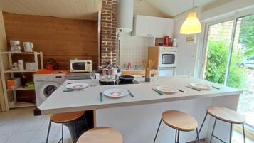 Een koelkast, een microgolfoven, een oven, een kookplaat