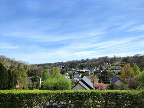 2 bedrooms, travel cot, free WiFi