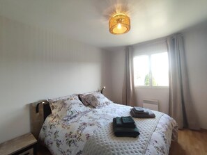 2 bedrooms, travel cot, free WiFi