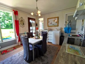 Fridge, microwave, oven, stovetop - Gîtes de France® - La Maison des Écureuils (HARCANVILLE)