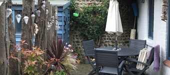 Cosy seaside cottage one minute walk from the beach. Dog friendly!