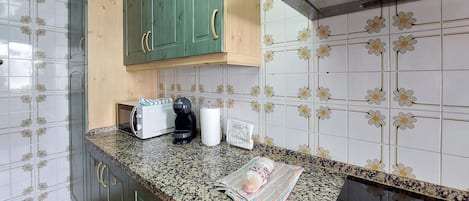 Fridge, stovetop, coffee/tea maker