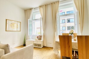 Living area - Spacious 2BR Apt, Up to 6P, 4-Min to Stadthalle (Vienna)