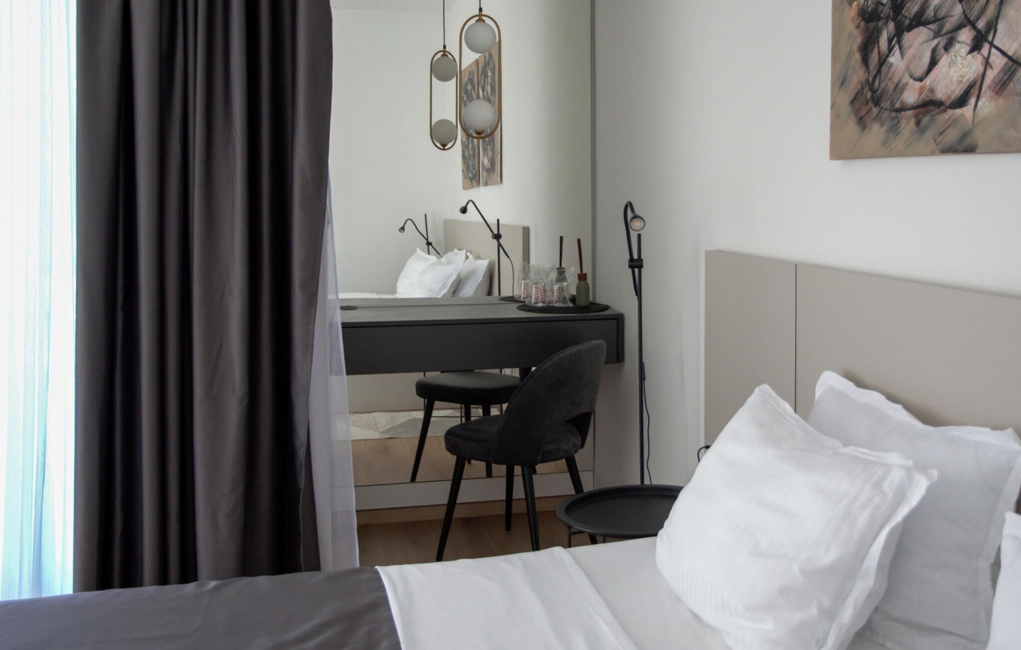 Une chambre d’hôtel moderne, équipée d’un lit, d’un bureau et d’une chaise.