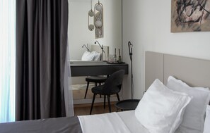 6 bedrooms, travel crib, free WiFi, bed sheets